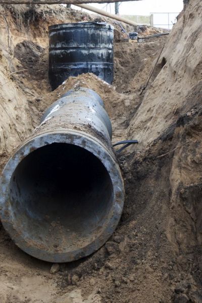 Regenwasserabflussrohrverlegung